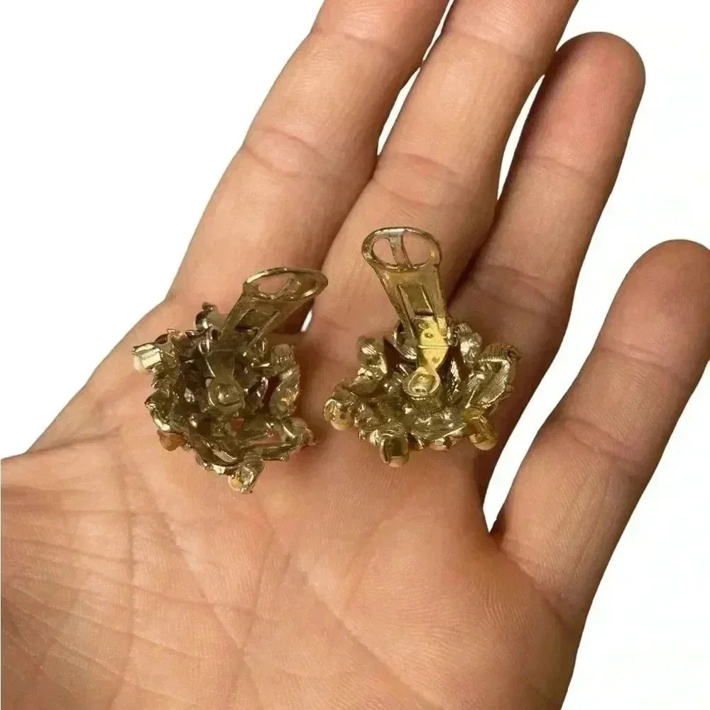 Vintage pearl clip on earrings - Picture 3 of 3